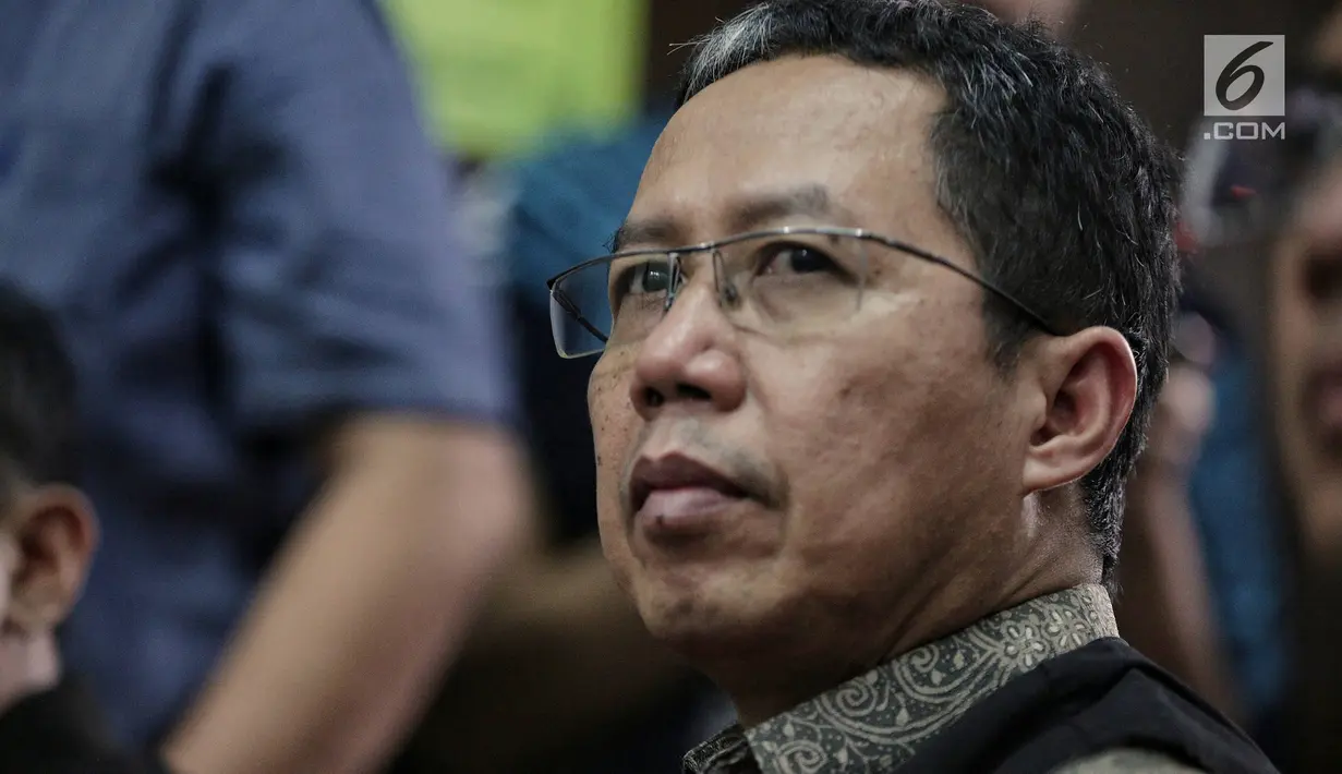 Mantan Pelaksana Tugas (Plt) Ketua Umum PSSI Joko Driyono saat menjalani sidang lanjutan di PN Jakarta Selatan, Kamis (9/5/2019). Sidang kedua dengan terdakwa Joko Driyono batal digelar di Pengadilan Negeri Jakarta Selatan. (Liputan6.com/Faizal Fanani)