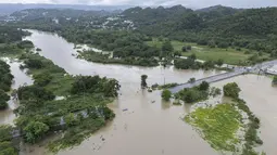 Lebih dari 700.000 pelanggan listrik di Puerto Rico berada dalam kegelapan setelah Badai Tropis Ernesto membawa hujan lebat dan angin kencang, kata para pejabat. (AP Photo/Alejandro Granadillo)