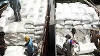 Pekerja membongkar Pupuk Urea sebanyak 1000 Ton yang akan dikirim ke Sampit, Kalteng di Pelabuhan Sunda Kelapa, Jakarta. (Antara)