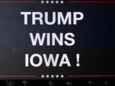Sebuah tanda yang mengumumkan kemenangan mantan Presiden AS dan bakal calon presiden dari Partai Republik Donald Trump di Iowa ditampilkan di sebuah pesta nonton bareng dalam kaukus calon presiden Partai Republik Iowa 2024 di Des Moines, Iowa, pada tanggal 15 Januari 2024. (Jim WATSON/AFP)