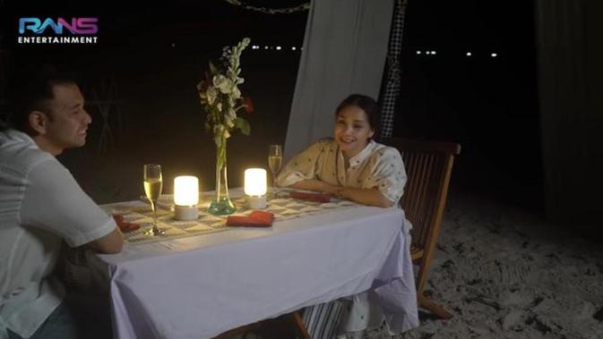Momen dinner romantis Raffi Ahmad dan Nagita Slavina. (Sumber: YouTube/RANS Entertaiment)