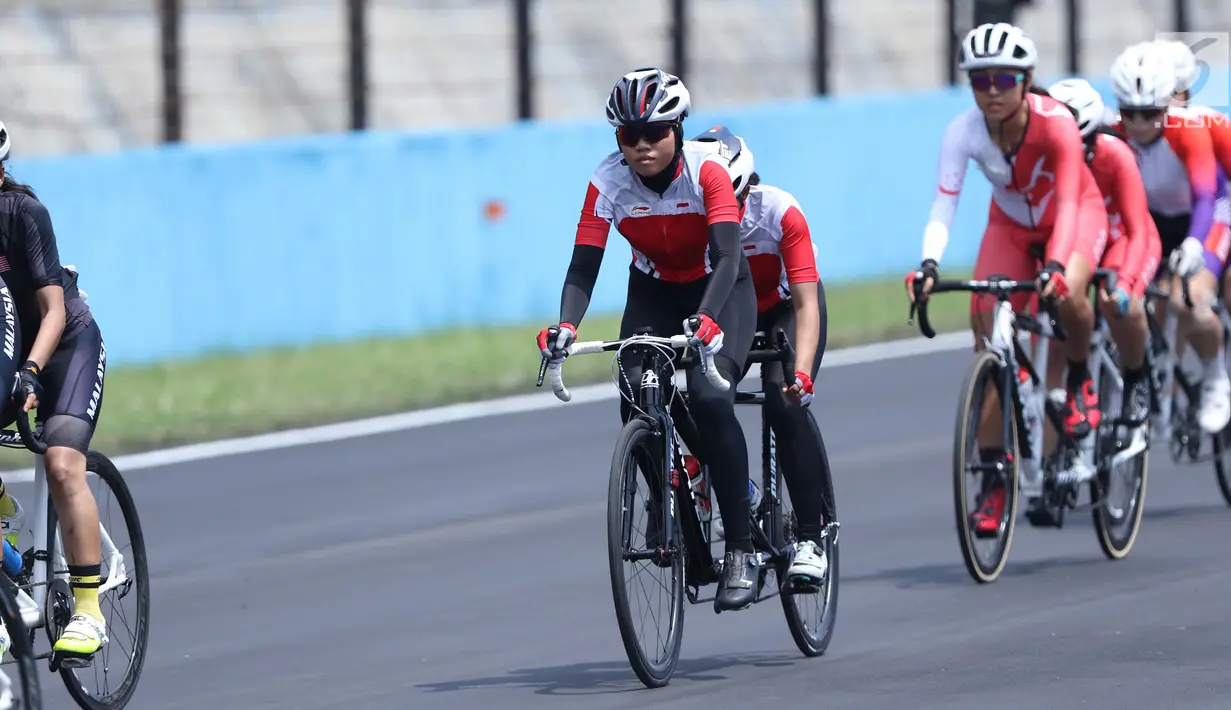 Atlet ParaCycling, Ni Mal Maghfiroh (pilot) dan Sri Sugiyanti (B) saat laga di nomor Womens B Road Race Asian Para Games 2018 di Sirkuit Sentul, Selasa (9/10). Ni Mal Maghfiroh dan Sri Sugiyanti berhasil meraih perak. (Liputan6.com/Helmi Fithriansyah)