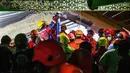 Peristiwa ini melukai sejumlah santri dan menjebak beberapa lainnya. (Juni Kriswanto/AFP)