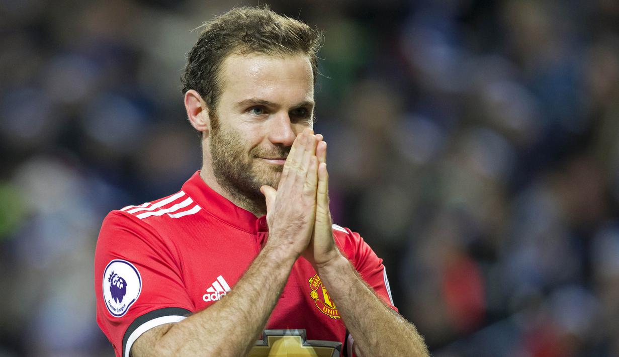 4. Juan Mata (Manchester United) - Kedatangan Alexis Sanchez akan membuatnya terancam kehilangan posisi utama. Menurut Daily Star, Valencia berupaya menyelamatkan karier gelandang 29 tahun asal Spanyol tersebut. (AFP/Roland Harrison)