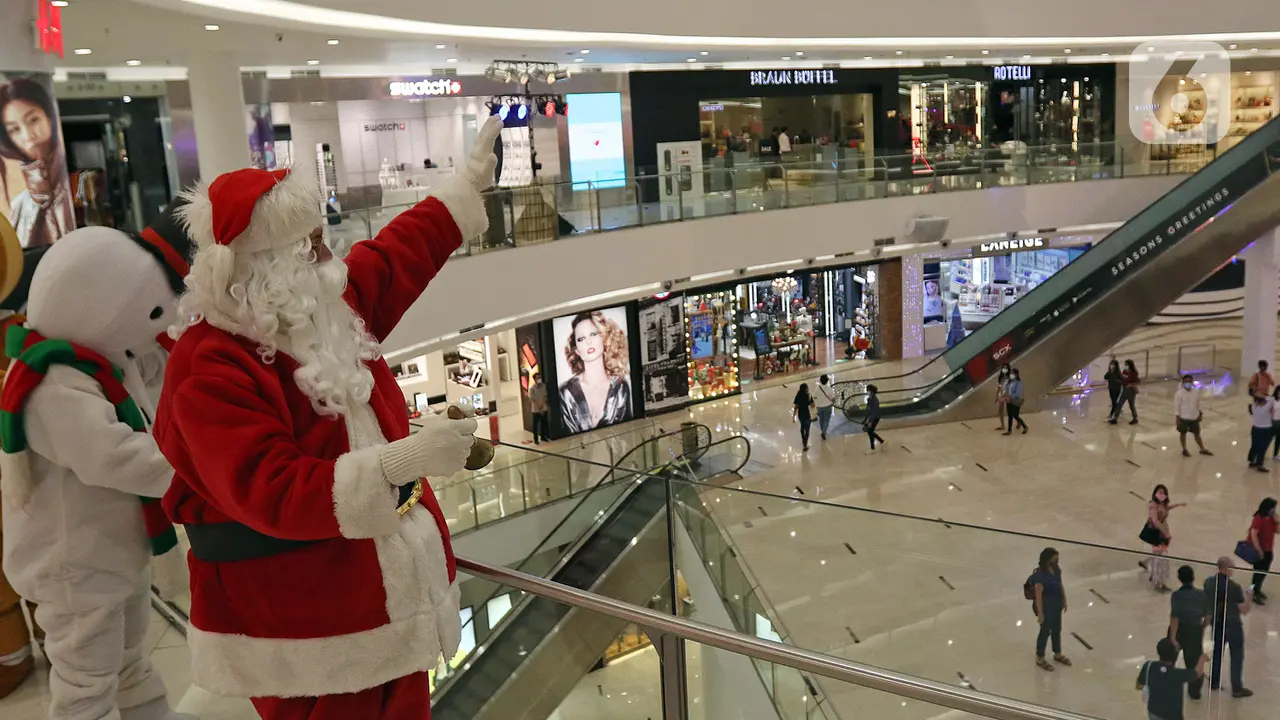 FOTO: Lengkapi Kebahagiaan Natal, Sinterklas Hibur Pengunjung Mal di Jakarta
