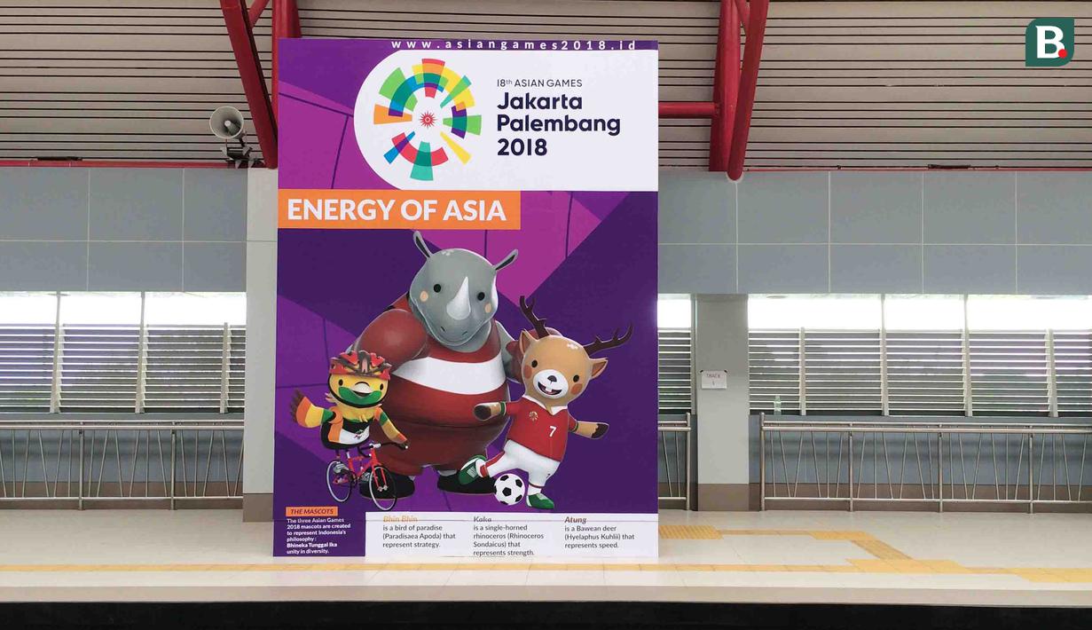 Suasana atribut Asian Games XVIII terpasang di Stasiun LRT Palembang, Sumatra Selatan, Minggu (5/7/2018). LRT ini akan menjadi salah satu solusi transportasi saat Asian Games mendatang. (Bola.com/Reza Bachtiar)