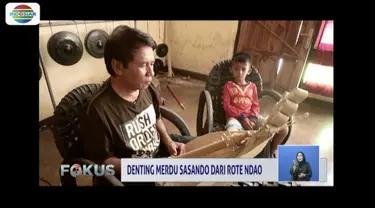 Herman Adolf Lendo lestarikan sasando dengan membuat dan mengajarkan bermain anak cucunya.