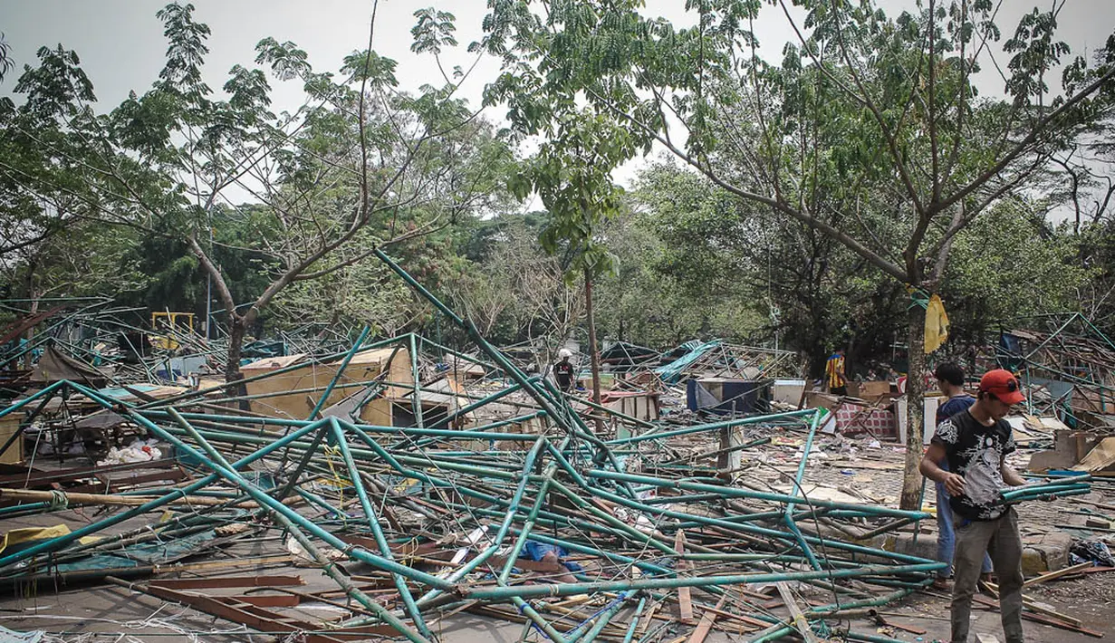 Sekitar 339 kios yang dibongkar nantinya akan direlokasikan ke tempat yang baru, Jakarta, (16/10/14). (Liputan6.com/Faizal Fanani)