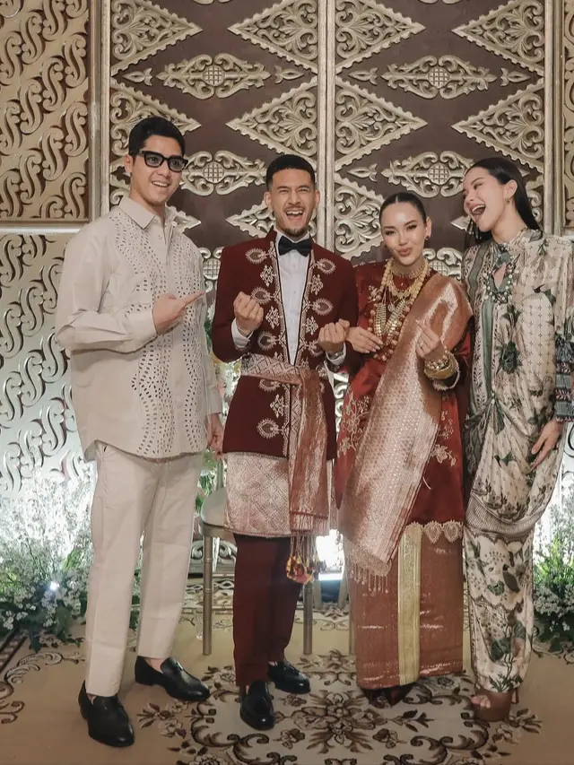 OOTD Alyssa Daguise saat Hadir di Resepsi Pernikahan Kakaknya, Alexandra Daguise. [@risa_dewi]