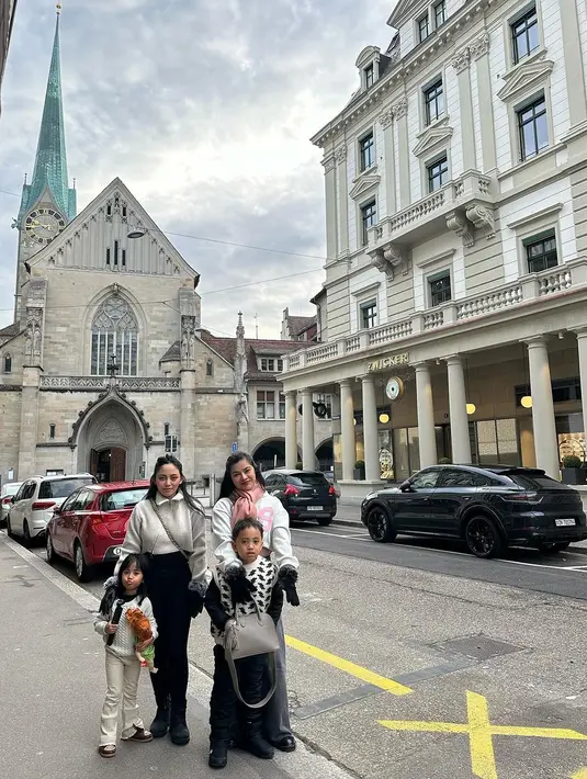 Keluarga Rachel Vennya kompak kenakan sweater warna putih saat berlibur di Swiss.
 [@rachelvennya]