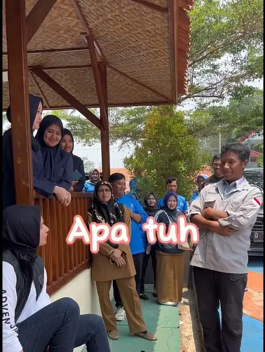 Tidak hanya momen haru, tapi juga penuh canda. Tampak seorang siswa memberikan gombalan pada Sonya yang sedang mengenakan sepatu. Tawa pecah seketika saat remaja tersebut selesai memberikan gombalan. [Instagram/sonyafatmala]