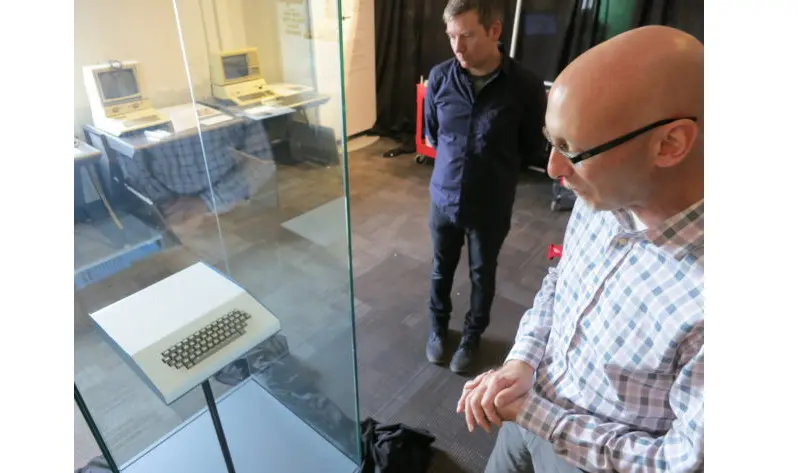 Direktur Ekesekutif Museum Lath Carlson memperlihatkan Apple-1 (Sumber: Geek Wire)