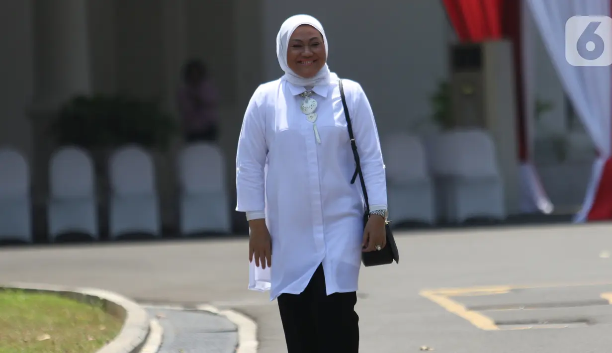 Politisi PKB Ida Fauziah tiba di Kompleks Istana Kepresidenan di Jakarta, Selasa (22/10/2019). Ida Fauziah datang mengenakan kemeja putih yang merupakan ciri khas para menteri di kabinet Jokowi. (Liputan6.com/Angga Yuniar)