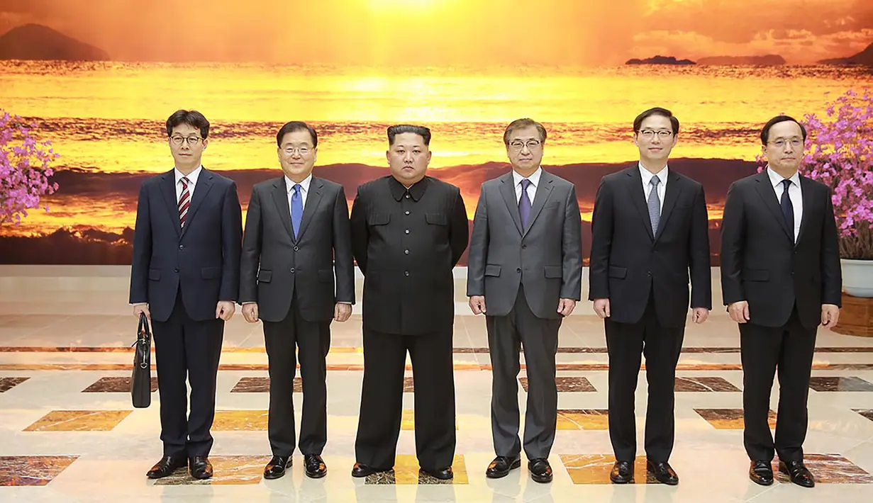 Pemimpin Korea Utara Kim Jong-un (ketiga kiri) berfoto bersama dengan delagasi dari Korea Selatan saat menerima kunjungannya di Pyongyang (5/3). (AFP/Handout)