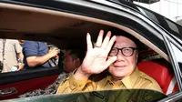 Mendagri Tjahjo Kumolo melambaikan tangan saat meninggalkan Gedung KPK, Jakarta, Senin (26/2). Tjahjo mengaku kedatangannya memenuhi undangan pimpinan KPK. (Liputan6.com/Helmi Fithriansyah)