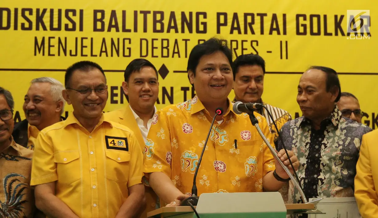 Ketum Partai Golkar Airlangga Hartarto (tengah) bersama sejumlah pengurus saat membuka diskusi BALITBANG Partai Golkar di Jakarta, Kamis (14/2). Pembangunan infrastruktur juga dinilai mampu menekan harga sembako. (Liputan6.com/JohanTallo)