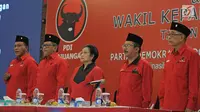 Ketum PDI-P, Megawati Soekarnoputri (tengah) mengikuti acara pembukaan sekolah partai angkatan ke-6 di Wisma Kinasih, Depok, (28/1). Sebanyak 88 bakal calon Kepala Daerah dan Wakil Kepala Daerah mengikuti sekolah tersebut. (Liputan6.com/Herman Zakharia)