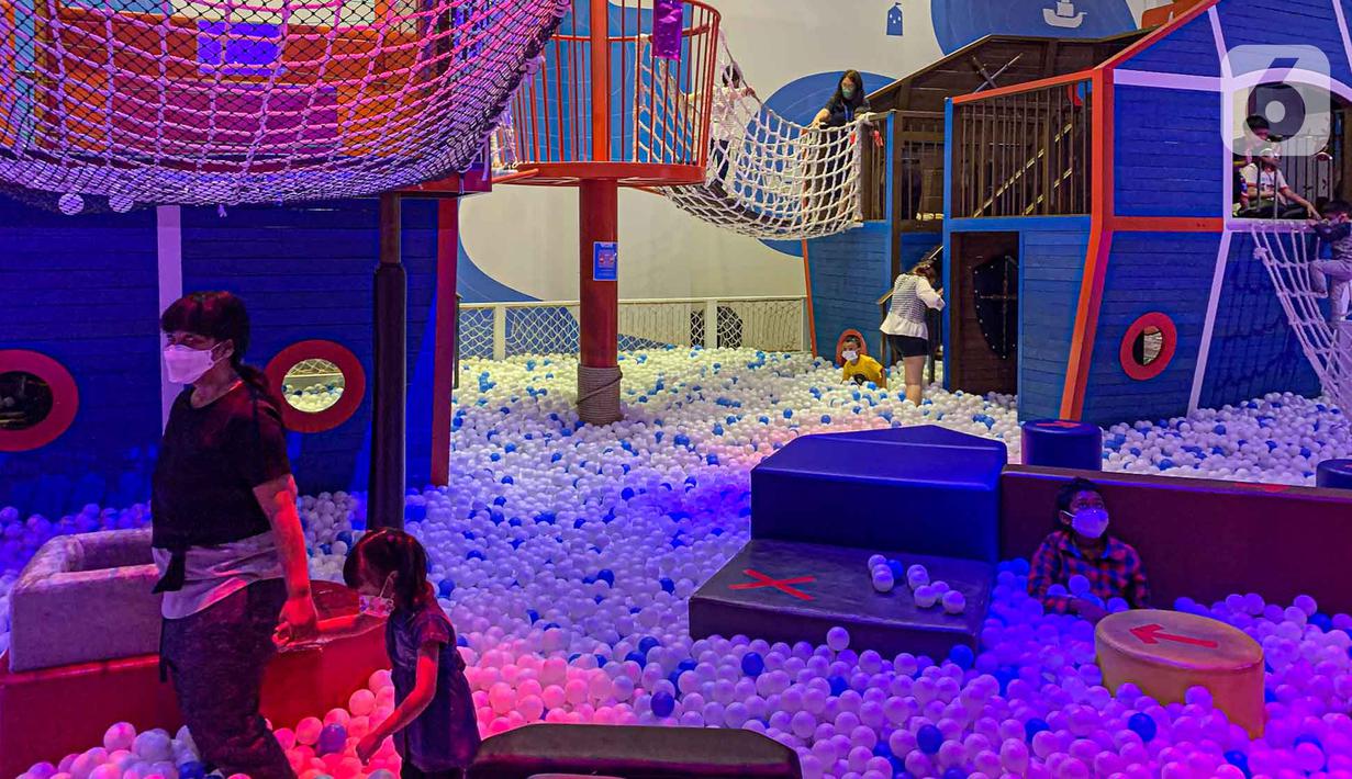 <p>Keseruan anak-anak bermain wahana permainan playground indoor di pusat perbelanjaan, Jakarta, Rabu (4/5/2022). Hari ketiga Lebaran, wahana permainan anak di mall diserbu karena menjadi alternatif bagi anak menghabiskan waktu yang tidak hanya bisa bermain namun juga sekaligus belajar dengan cara menyenangkan. (Liputan6.com/Faizal Fanani)</p>