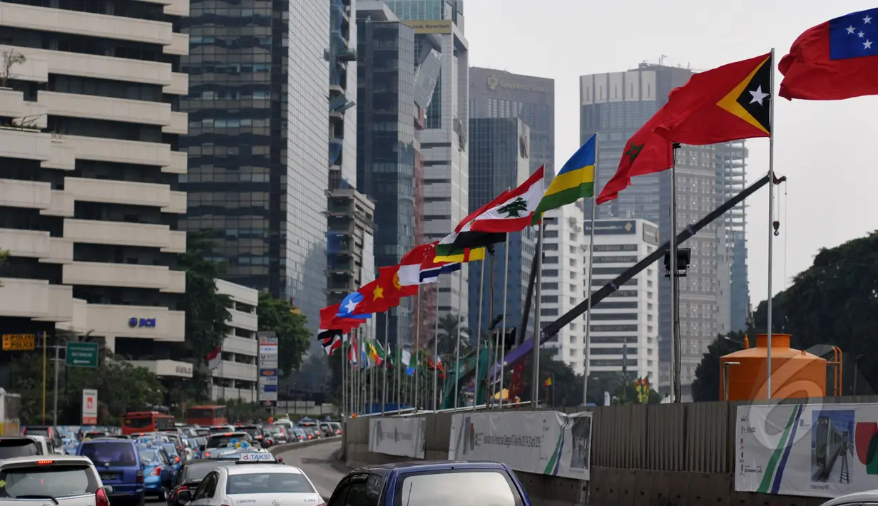 Bendera delegasi dari Negara-negara peserta KAA terpasang di sepanjang jalan kawasan Senayan, Jakarta, Jumat (17/4/2015). Pemprov DKI Jakarta mengaku sudah siap 95 persen untuk menggelar KAA. (Liputan6.com/Johan Tallo)