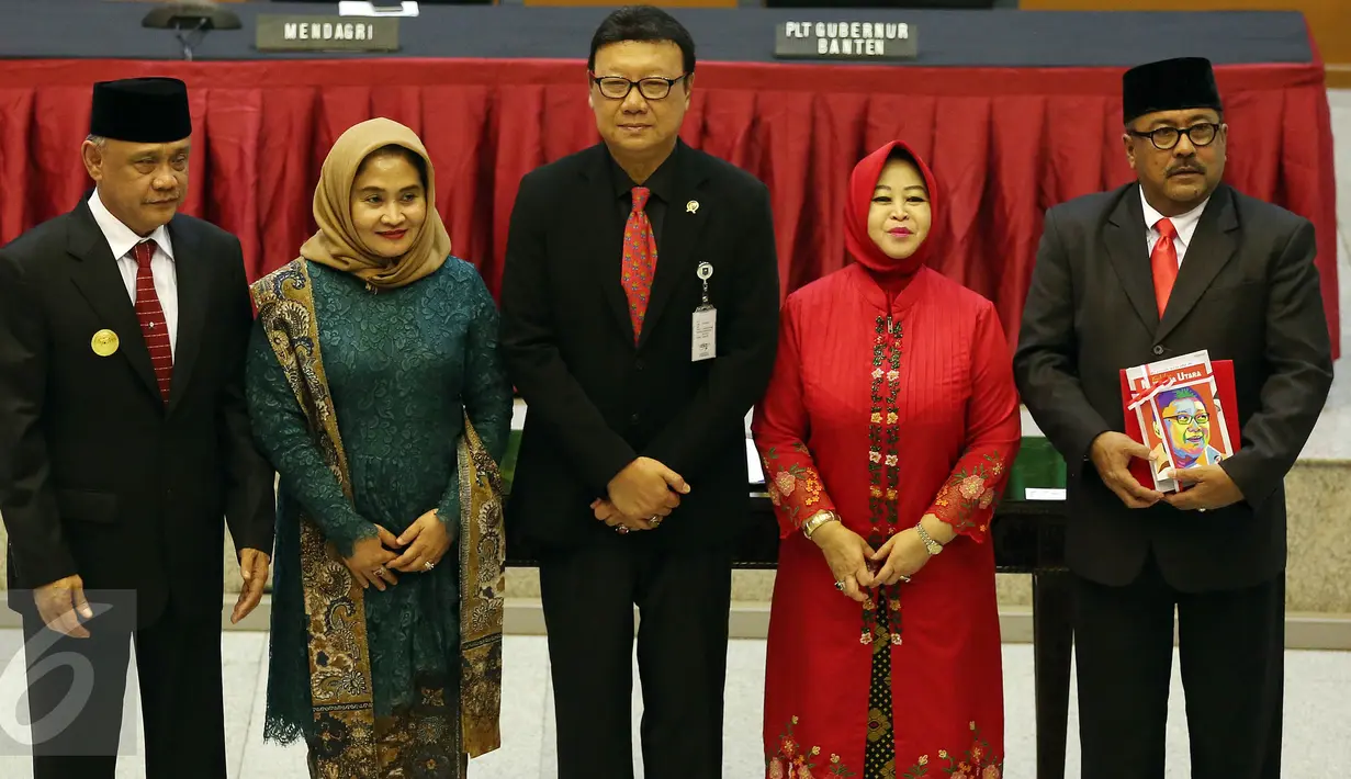 Mendagri Tjahjo Kumolo bersama Gubernur Banten Rano dan Plt Gubernur Banten Nata Irawan seusai peresmian Plt Gubernur dan Serah Terima Nota Pengantar Tugas Pilkada Serentak 2017 di Kemendagri, Jakarta, Rabu (26/10). (Liputan6.com/Johan Tallo)
