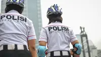 Petugas kepolisian bersepatu roda terlihat mengamankan pelaksanaan Car Free Day, di Bundaran HI, Jakarta, Minggu (3/5/2015). Petugas dilengkapi perlengkapan khusus seperti sepatu roda, helm, dan deecker untuk tangan dan kaki. (Liputan6.com/Faizal Fanani)