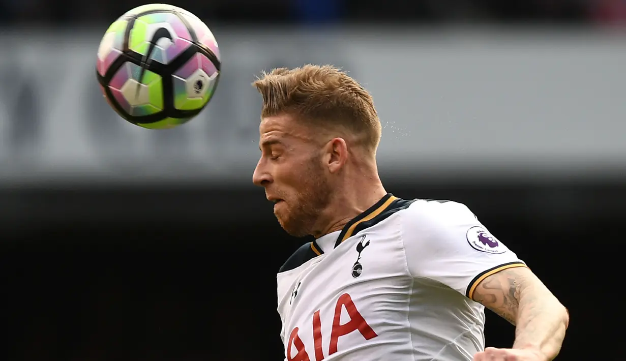 Kebutuhan lini belakang membuat Manchester United mempertimbangkan merekrut pemain Tottenham Hotspur, Toby Alderweireld pada bursa transfer 2018. (AFP/Justin Tallis)