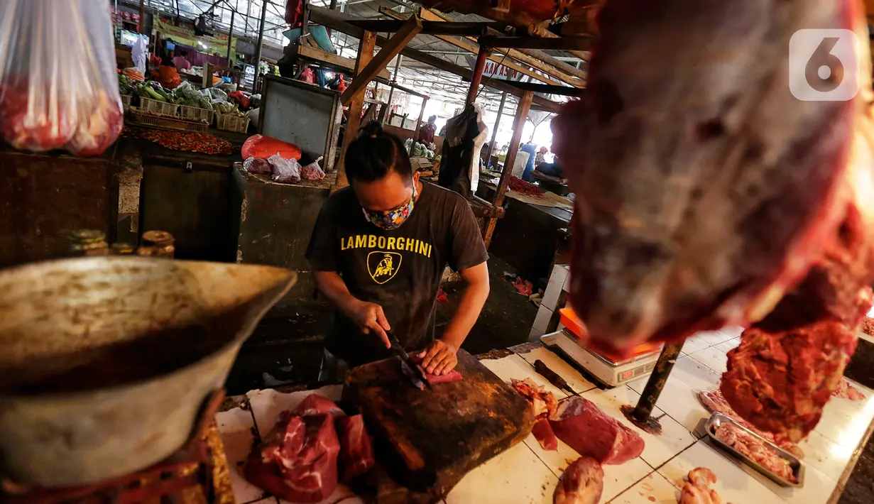 Pedagang memotong daging sapi di Pasar Kebayoran Lama, Jakarta, Sabtu (16/5/2020). Permintaan daging sapi jelang Idul Fitri meningkat hingga 50 persen daripada hari biasa  mengakibatkan harga naik dari rata-rata Rp100 ribu per kilogram menjadi Rp120 ribu per kilogram. (Liputan6.com/Johan Tallo)