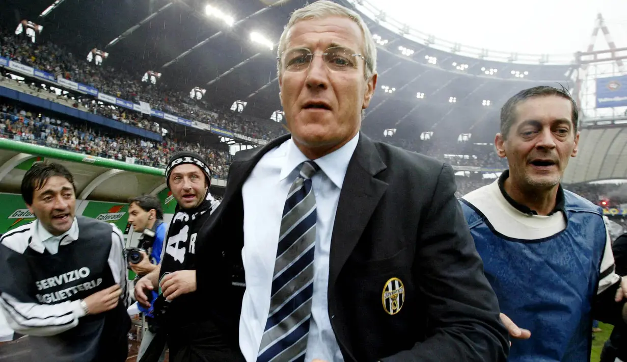 Marcello Lippi - Pelatih legendaris Italia ini dikenal sudah menghisap asap rokok sejak remaja. Lippi pernah terlihat merokok di stadion. Tepatnya sewaktu Timnas Italia berhasil memenangkan laga final Piala Dunia 2006 kontra Prancis. (AFP/Vicenzo Pinto)