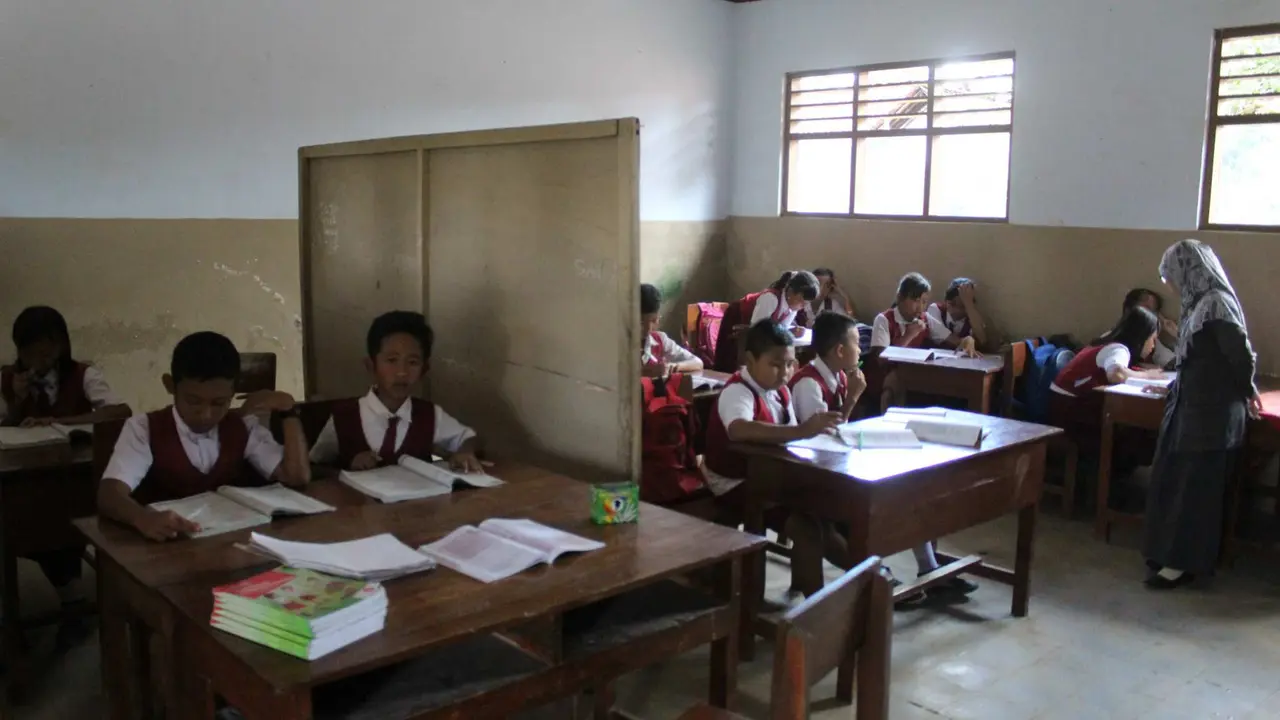 Gedung Rusak Bikin Siswa SD di Tulungagung Berbagi Ruang Kelas