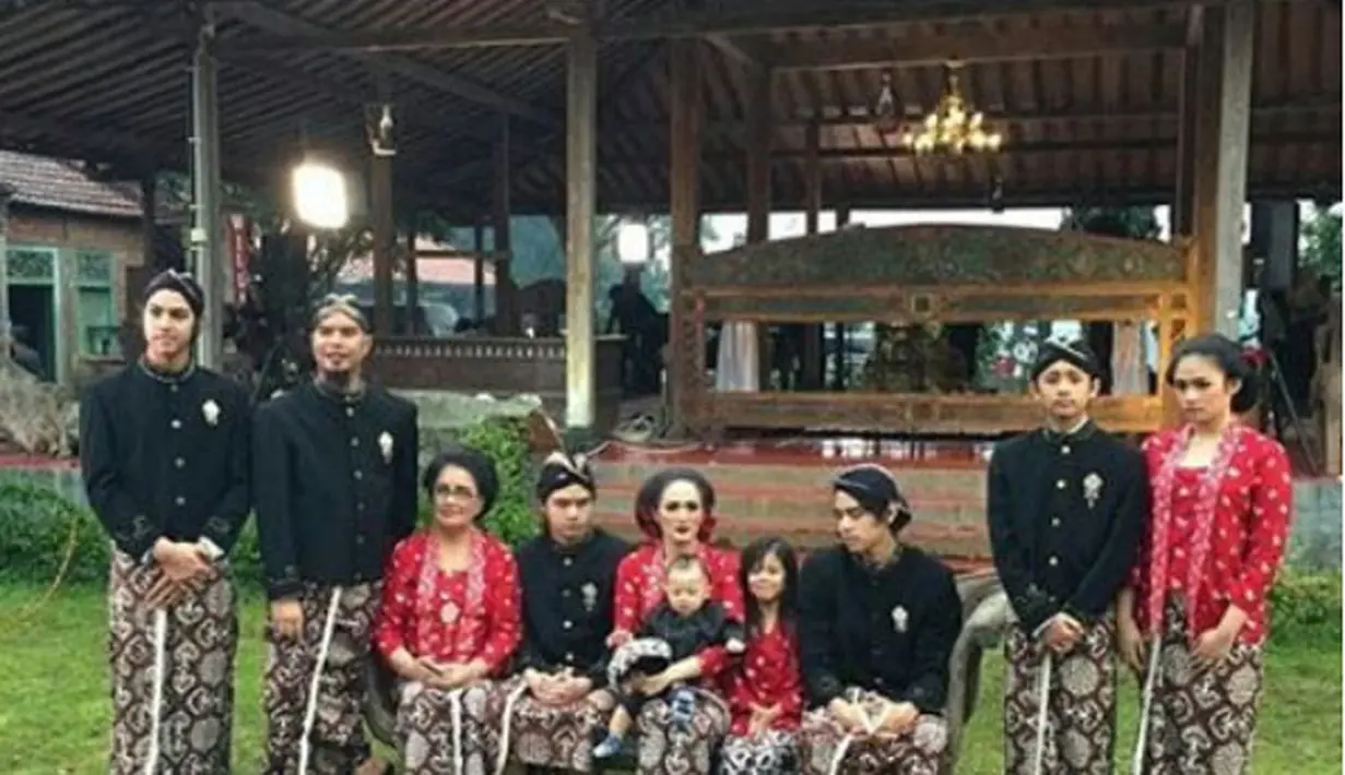 Mulan Jameela juga memilih kebaya motif jumputan dengan warna merah berani, lengkap dengan bunga mawar merah yang jadi hiasan pada sanggulnya. (Foto: Instagram @mulanjameela1)
