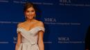 Model Daniela Lopez berpose diatas karpet merah saat menghadiri acara White House Correspondents Association Dinner bareng Obama di Washington, AS (30/4). Model dan aktris dunia padati Gedung Putih untuk Dinner bersama Obama. (REUTERS/Jonathan Ernst )