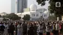 Umat muslim saat melaksanakan shalat Idul Fitri 1442 H di Lapangan Masjid Agung Al Azhar, Jakarta, Kamis (13/5/2021). Ribuan umat muslim melaksanakan shalat Idul Fitri 1442 H di Lapangan Masjid Agung Al Azhar dengan menerapkan protokol kesehatan ketat. (Liputan6..com/Helmi Fithriansyah)