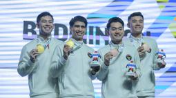 Ganda putra Indonesia Sabar Karyaman Gutama/Moh. Reza Pahlevi Isfahani bersama Leo Rolly Carnando/Bagas Maulana merayakan keberhasilan mereka meraih medali SEA Games 2025 di Thammasat University Rangsit Campus, Pathum Thani, Minggu (14/12/2025). (Bola.com/Bagaskara Lazuardi)
