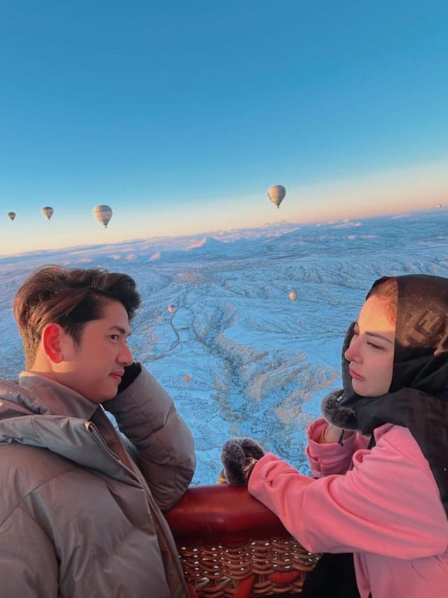 6 Potret Liburan Ayu Aulia di Turki Bareng Zikri Daulay, Tampil Berhijab