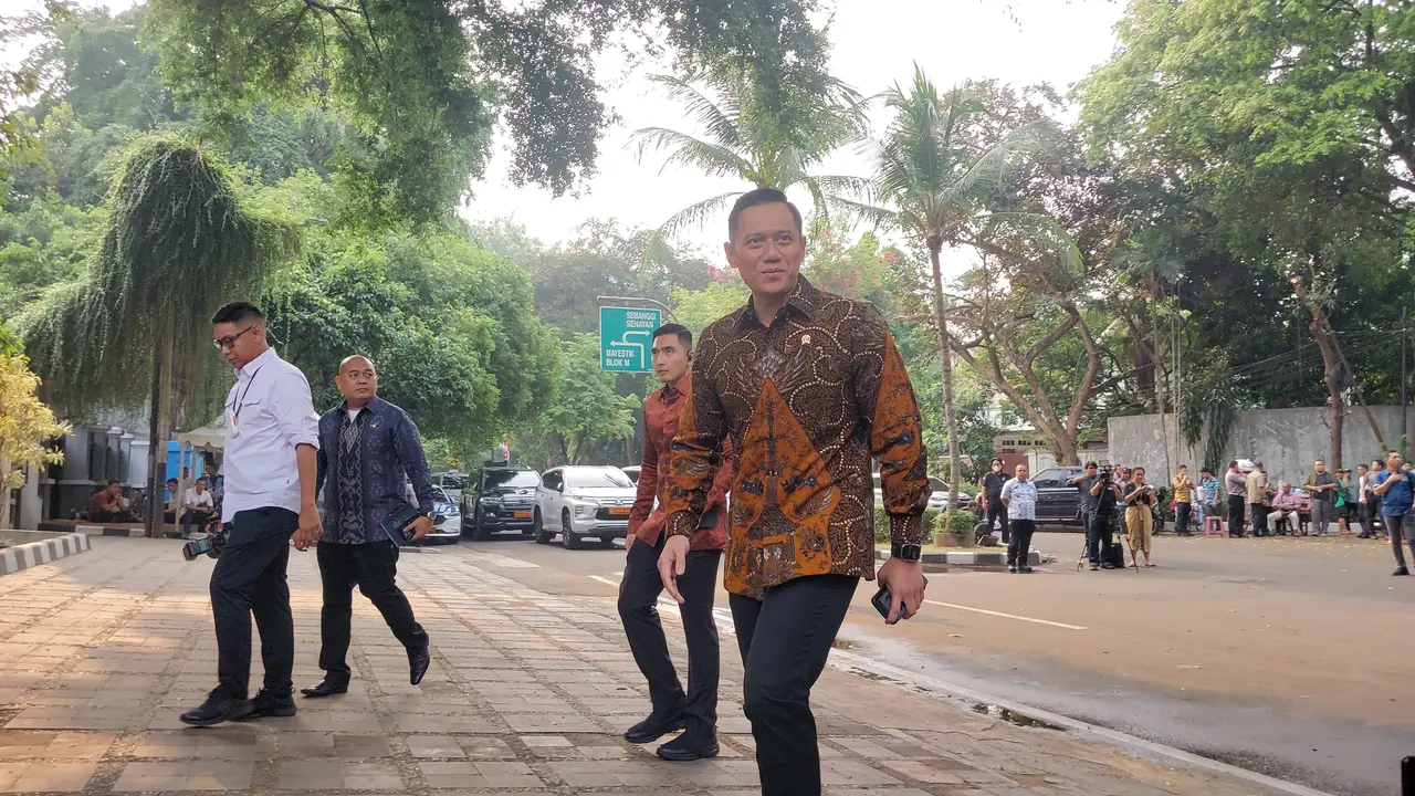 Menteri Agraria dan Tata Ruang/Kepala Badan Pertanahan Nasional (ATR/BPN) Agus Harimurti Yudhoyono (AHY) dipanggil Presiden Terpilih Prabowo Subianto di kediamannya. (arief/Liputan6.com)