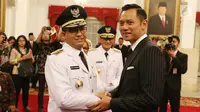 Agus Harimurti Yudhoyono  memberi ucapan selamat kepada Anies Baswedan usai pelantikan Gubernur dan Wakil Gubernur DKI untuk periode 2017-2022 di Istana Negara, Jakarta, Senin (16/10). (Liputan6.com/Angga Yuniar)