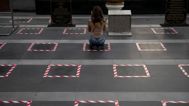 Menjaga Jarak Aman di Kuil Thailand