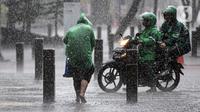 Pengendara dan pejalan kaki menerjang hujan deras di kawasan Jalan Sudirman, Jakarta, Jumat (9/12/2022). Penjabat Gubernur DKI Jakarta Heru Budi Hartono menyebut pihaknya akan mengkaji penerapan bekerja dari rumah atau work from home (WFH), hal ini berkaitan dengan arahan dari Presiden Joko Widodo atau Jokowi tentang potensi cuaca ekstrem pada penghujung 2022. (Liputan6.com/Faizal Fanani)