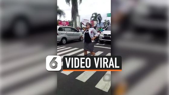 VIDEO: Aksi Wanita Berjoget di Zebra Cross Viral di Sosmed