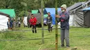 Warga membangun kamp pengungsian Gunung Agung di lahan milik dinas pertanian, Karangasem, Bali, Senin (27/11). Status Gunung Agung yang naik dari siaga ke awas, membuat warga diminta mengungsi dari radius 8 hingga 10 kilometer. (Liputan6.com/Andi Jatmiko)