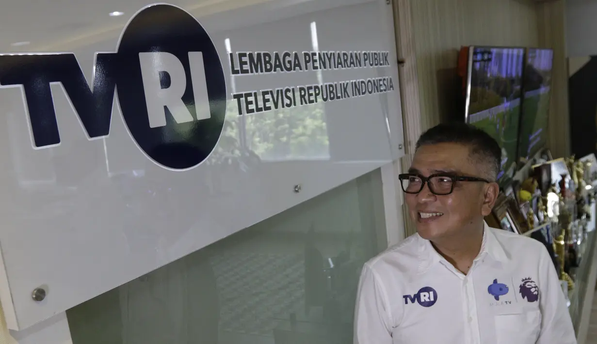 Dirut TVRI, Helmi Yahya, berpose di depan logo TVRI, Jakarta, Rabu (31/7). TVRI secara resmi akan menjadi official broadcaster partner untuk penayangan Liga Inggris musim depan.(Bola.com/M iqbal Ichsan)