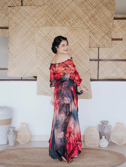 Kali ini dengan off shoulder dress bernuansa dominasi merah, ia mengenakan gaun karya Arturro Bali. [@ayanggakahiyang]