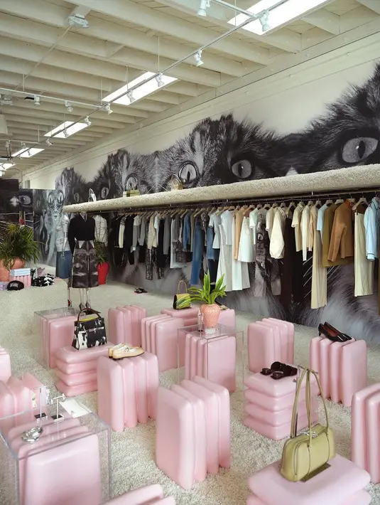 “Saya ingin rasanya seperti berjalan ke sebuah pameran. Ada beberapa elemen, tapi semuanya kuat,” kata Humberto Leon. [Dok/ToryBurch]