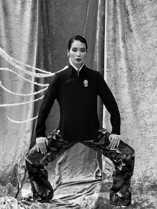 Pesona Marsha Timothy tampak berbeda saat kenakan kebaya Janggan hitam rancangan Kraton. Terlihat makin maskulin dengan celana Batik. [@kratonworld]