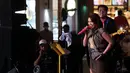 Penyanyi Marion Jola menghibur para fans yang menghadiri acara Vidio Premier League Festival di Cilandak Town Square, Jakarta, Sabtu (5/8/2023). (Bola.com/Ikhwan Yanuar)