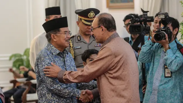 Wakil Presiden Jusuf Kalla atau JK bersama istrinya Mufidah Kalla menggelar Open House Lebaran di Kantor Wakil Presiden. Tak hanya pejabat negara dan tokoh nasional, masyarakat umum juga berdatangan untuk berlebaran dengan Wapres JK.
