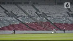 Aktivitas pekerja saat perawatan lapangan Stadion Utama Gelora Bung Karno Senayan, Jakarta Pusat, Kamis (12/1/2023). Perawatan kebersihan Stadion berkapasitas 88.083 penonton tersebut dilakukan secara rutin jelang pertandingan Internasional Sepakbola U-20 di Indonesia yang diikuti 24 negara untuk ajang bergengsi sepak bola yang akan berlangsung 20 Mei hingga 11 Juni 2023 mendatang. (merdeka.com/Iqbal S Nugroho)