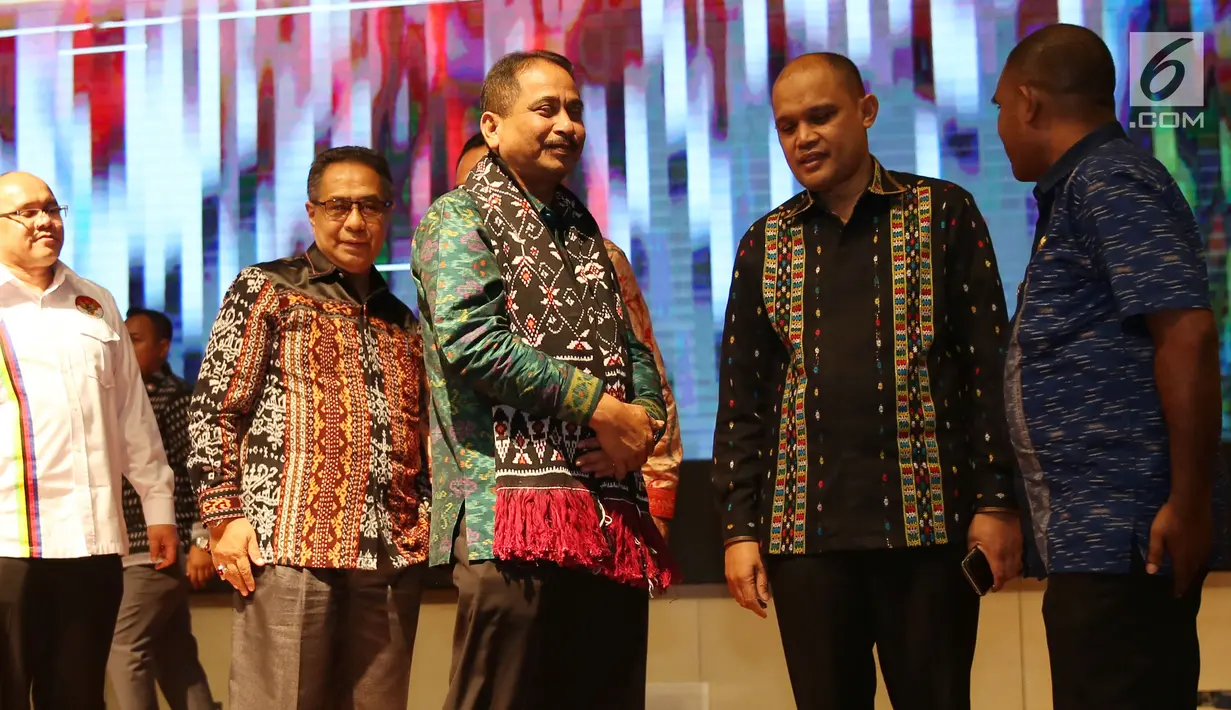 Menteri Pariwisata Arief Yahya berbincang dengan Ketua DPRD NTT Anwar Pua Geno (kedua kanan) saat peluncuran acara Tour de Flores 2017 di Jakarta, Rabu (5/7). Ajang balap sepeda itu akan berlangsung pada 14-19 Juli 2017. (Liputan6.com/Angga Yuniar)
