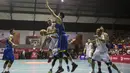 Pebasket Pelita Jaya, Dimas Aryo, berusaha mencetak poin saat melawan Satria Muda pada laga IBL seri 1 di Hall A Senayan, Jakarta, Sabtu (16/1/2016). (Bola.com/Vitalis Yogi Trisna)
