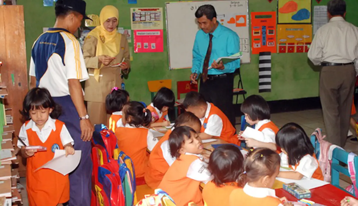 Citizen6, Subang: Tim yang diketuai Eko Waluyo disambut Kepala Sekolah TK Angkasa Lilis Nina, Ny. Heraldy Dumex Dharma selaku Ketua Yayasan Ardhya Garini cabang Lanud Suryadarma sebagai pengelola TK Angkasa  dan staf terkait. (Pengirim: Dodo)